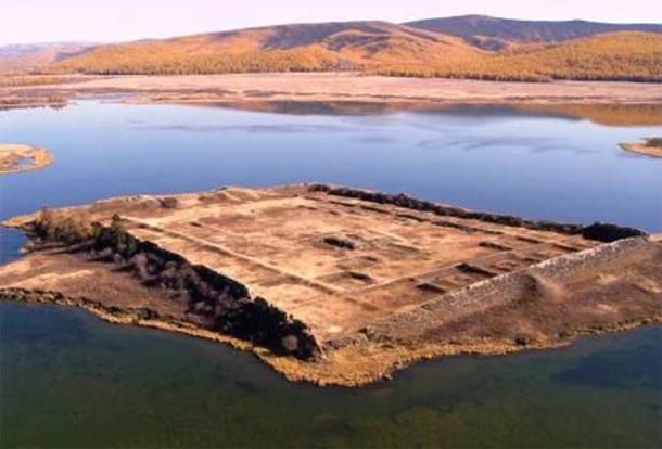 1,300-Year-Old Fortress Ruins on Siberian Lake Mystifies Experts