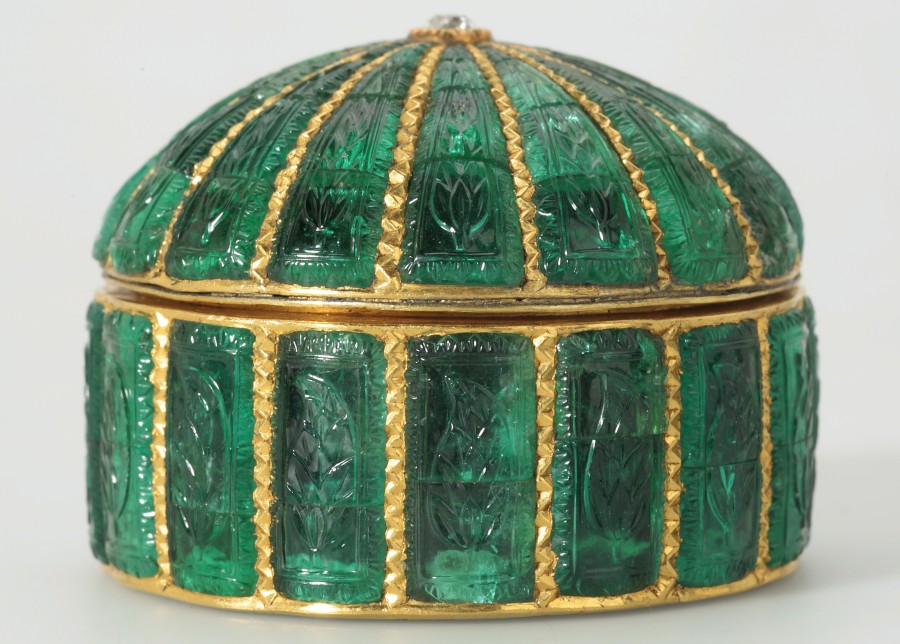 This little box, which measures 4×5 cm comes from about 1635. It was crafted in India and is now in the Khalili Collection, London.