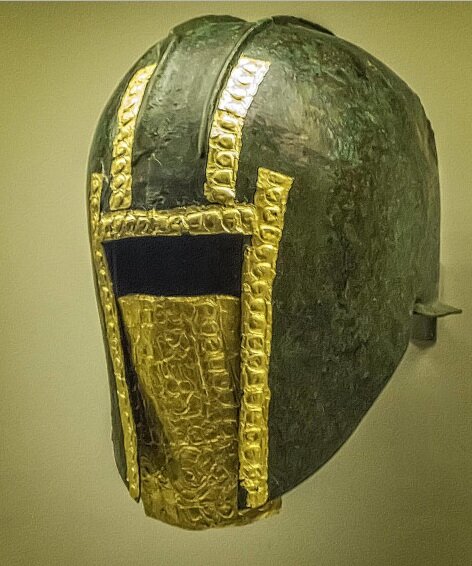  Funerary bronze helmet with gold mask from the necropolis at Archontiko Greek after 530 BCE. The gold mask has two heraldic lions surrounded by geometric and plant motifs representing the “king of the animals.” 