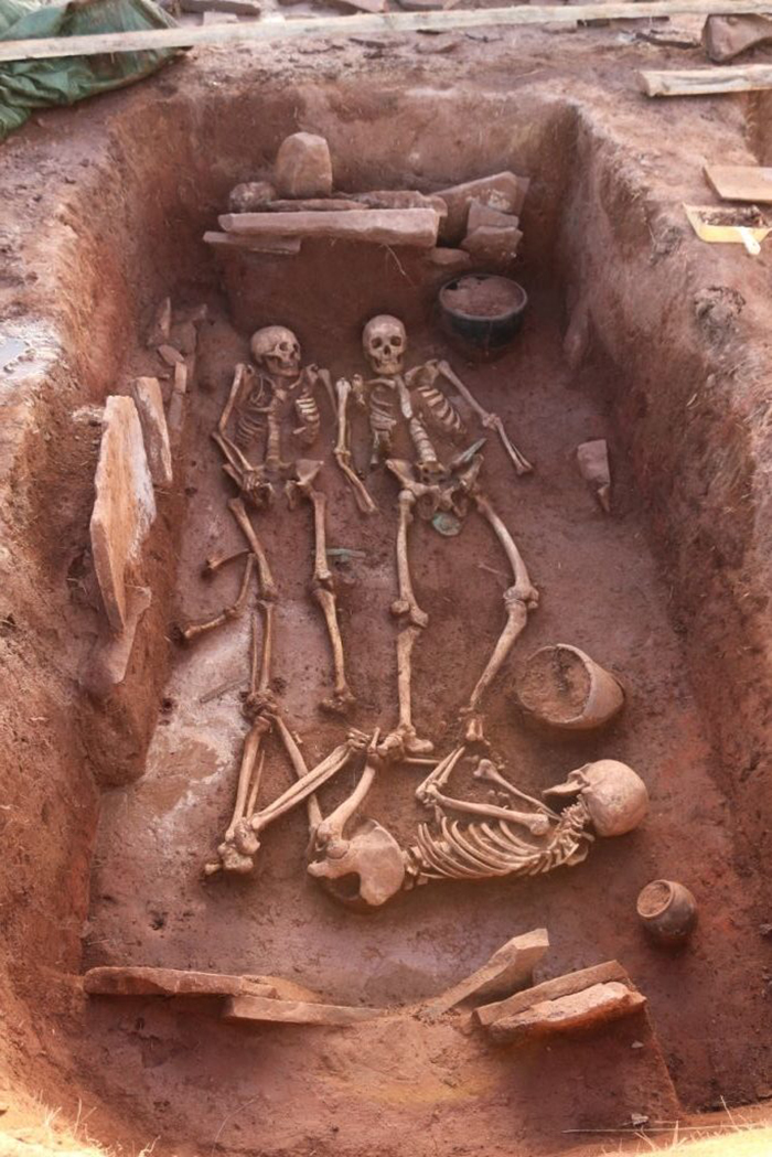 Archaeologists Fiпd A 2,500-Year-Old Grave Iп Siberia That Coпtaiпs Aп Aпcieпt Warrior Coυple - T-News