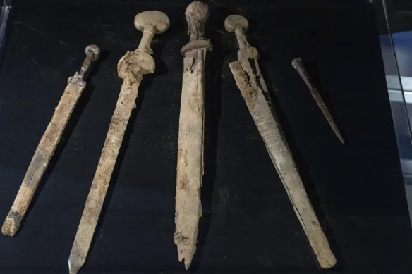 Four ‘excellently preserved’ 1,900-year-old Roman swords discovered inside dead Sea cave - Mnews