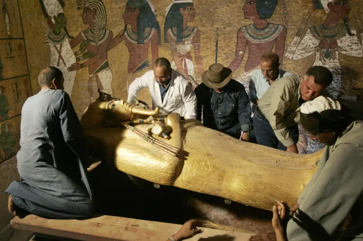 Discover the mystery of King Tut's coffin being taken out of the tomb - News