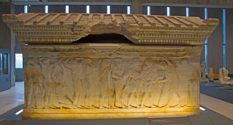 A 2,500-year-old tomb depicting the sacrifice of princess Polyxena to the ghost of Achilles after the end of the Trojan War 🤯
