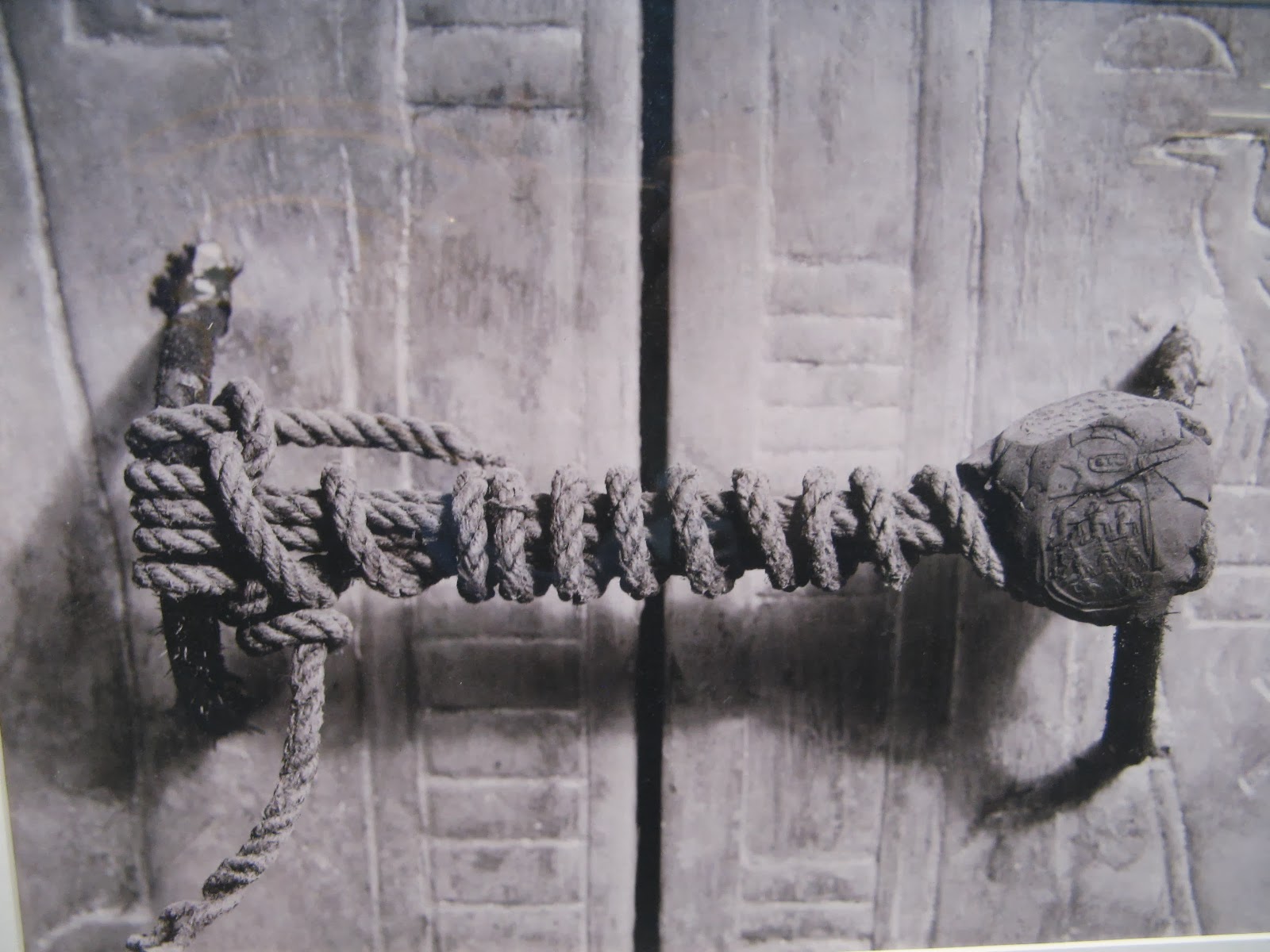 The unbroken seal on King Tutankhamun's tomb, 1922 - Rare Historical Photos