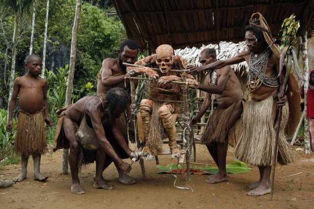 The Roasted Mummies of Papua New Guinea's Anga Tribe - NY DAILY