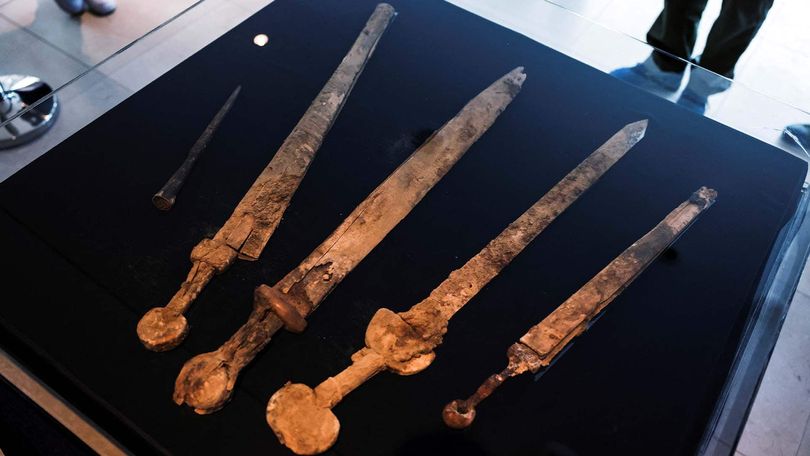 Four ‘excellently preserved’ 1,900-year-old Roman swords discovered inside dead Sea cave - Mnews