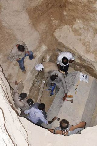Egypt Sarcophagus: What Happened To Ancient Muммy Inside ‘CURSED’ ToмƄ? - T-News