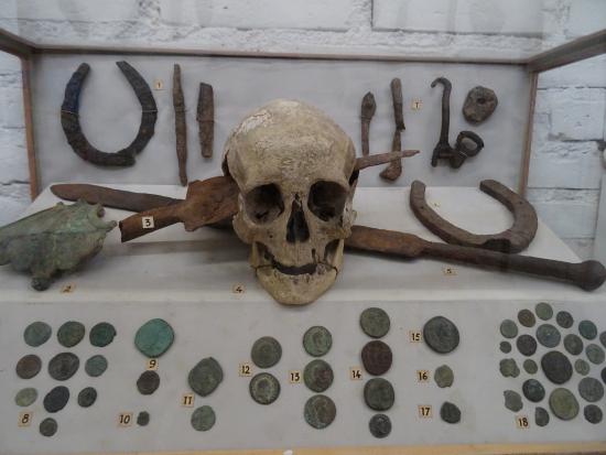 Bones piercing spears in Roman Gaelic Warfare. It remains in the bones after 2070 years - NY DAILY