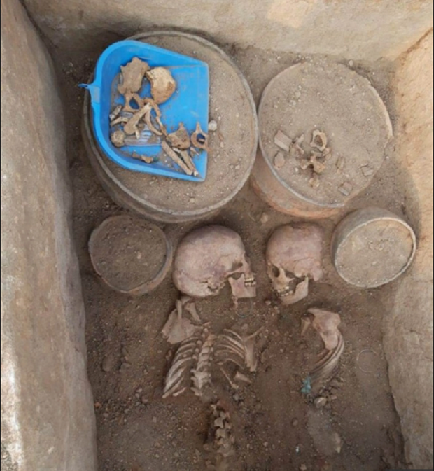 Discovering two sets of skeletons over 4,000 years old with strange postures, scientists had to exclaim ancient Romeo and Juliet - Photo 4.