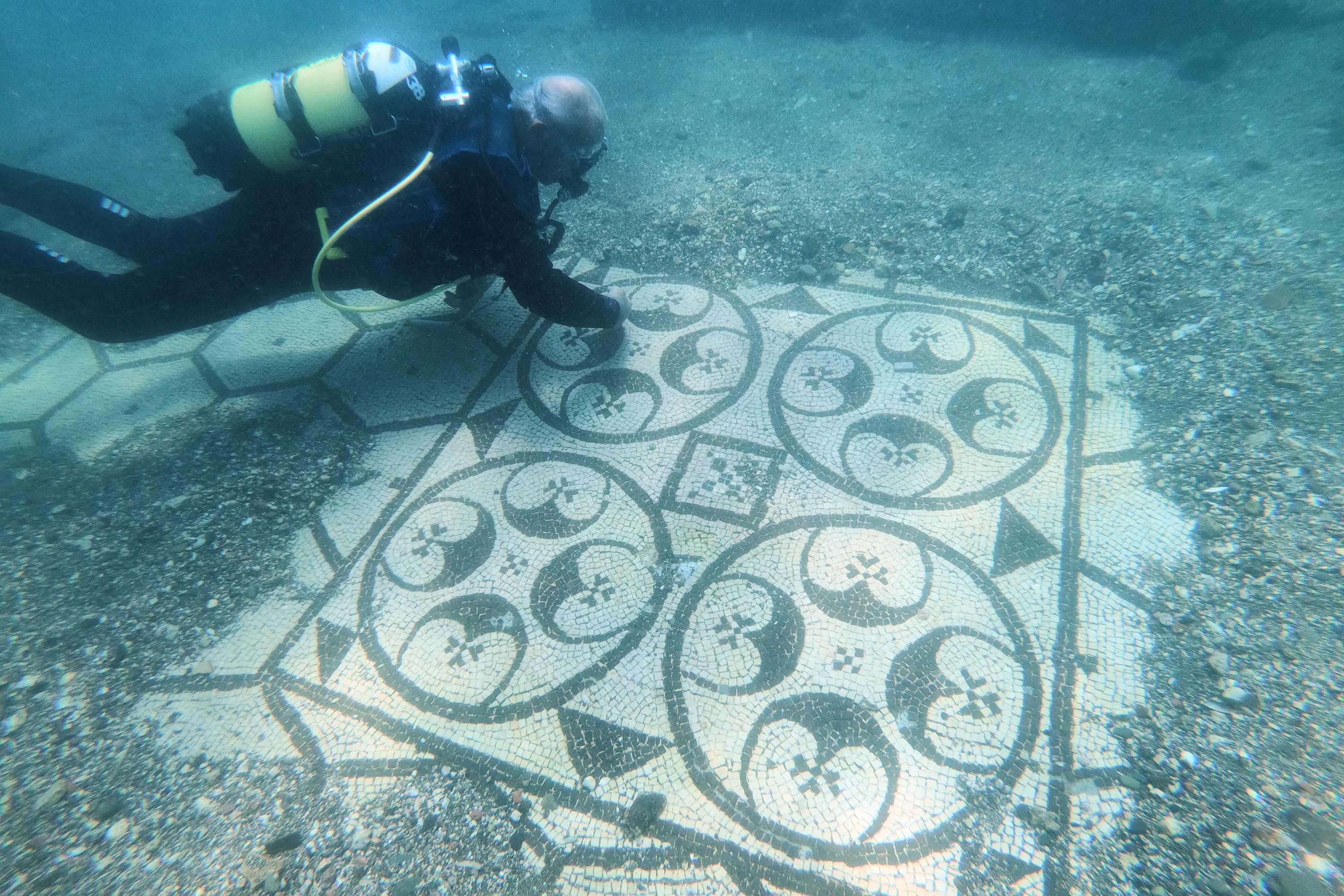 Tourists dive into underwater archaeological Roman party town