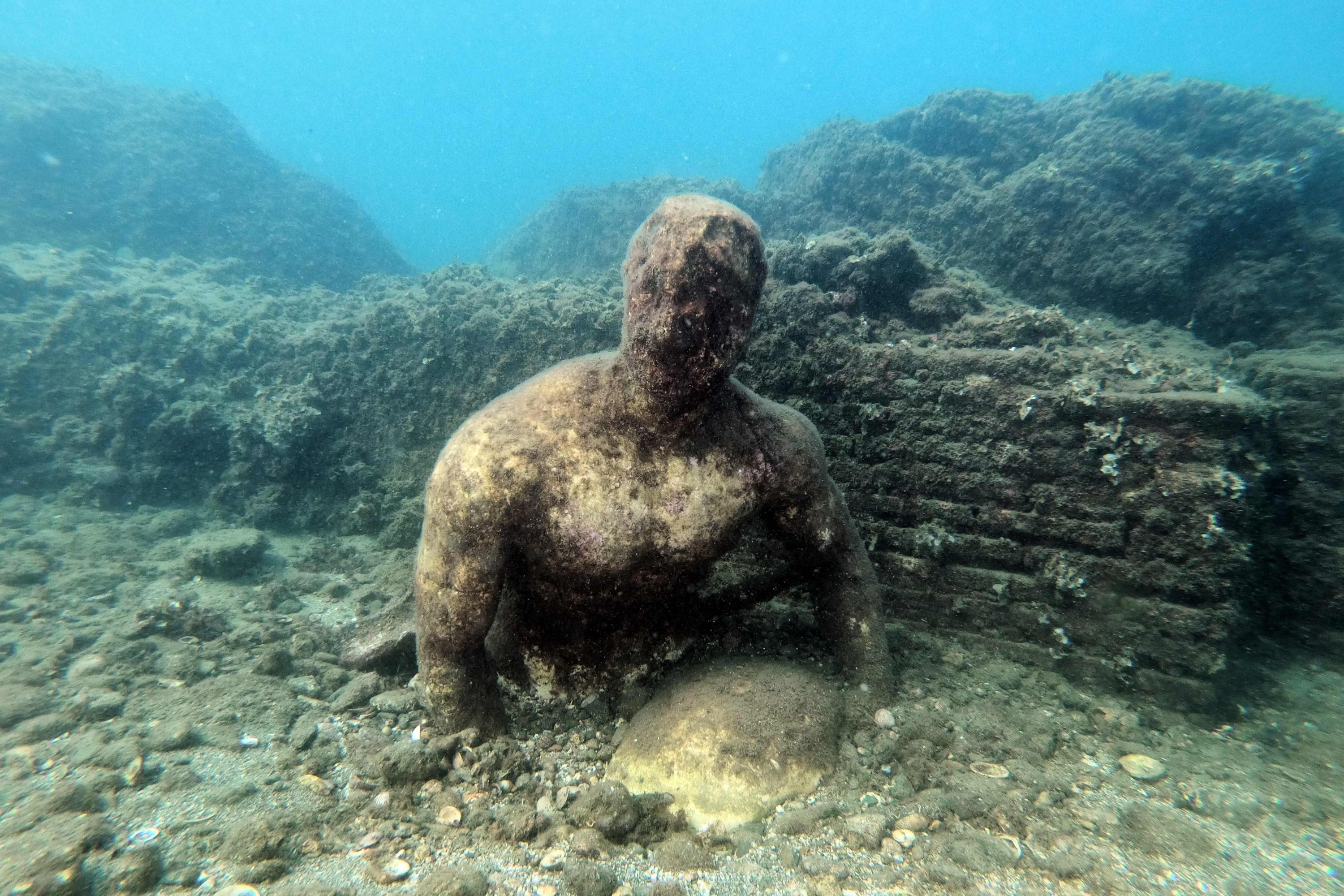 Tourists dive into underwater archaeological Roman party town
