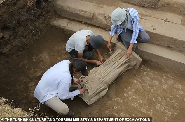 An ancient female statue from the Roman era, dating back 1,800 years, has been discovered in Anemurium, Turkiye