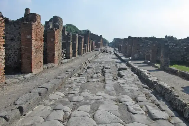Lighting the Way: Ancient Rome’s Ingenious “Cat’s Eyes” Road System