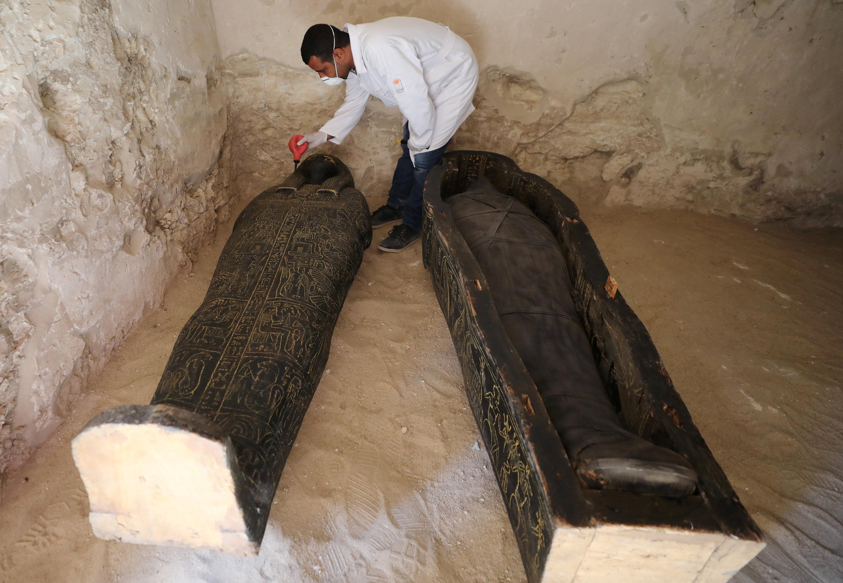 MUMMY-MAKER'S TOMB Ancient Egyptian coffin opened for first time in 3,000 years to reveal mummy of priest who oversaw embalming of pharaohs - T-News