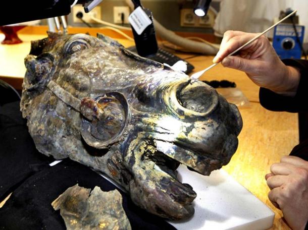German Farmer Lands $1 Million Reward for Rare Bronze Horse Head Found on His Property - T-News