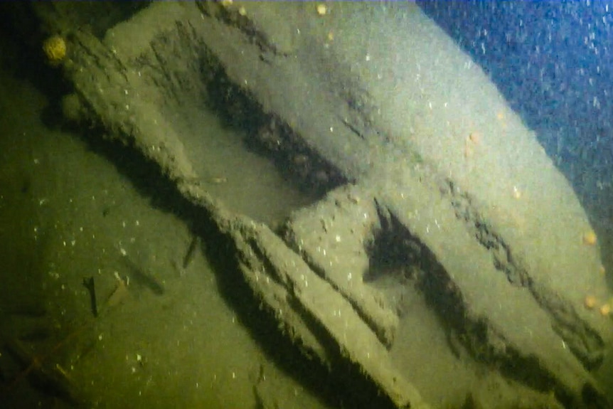 Search for 'lumps and bumps' in Perth's Swan River leads to surprise shipwreck find